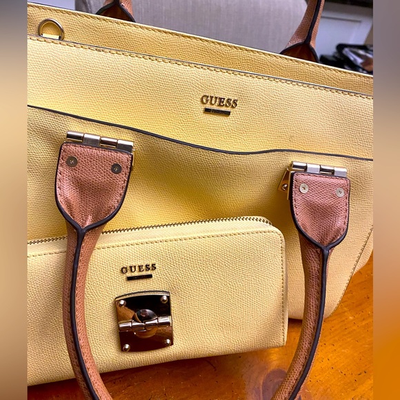 Guess handbag and clutch wallet - Picture 4 of 9